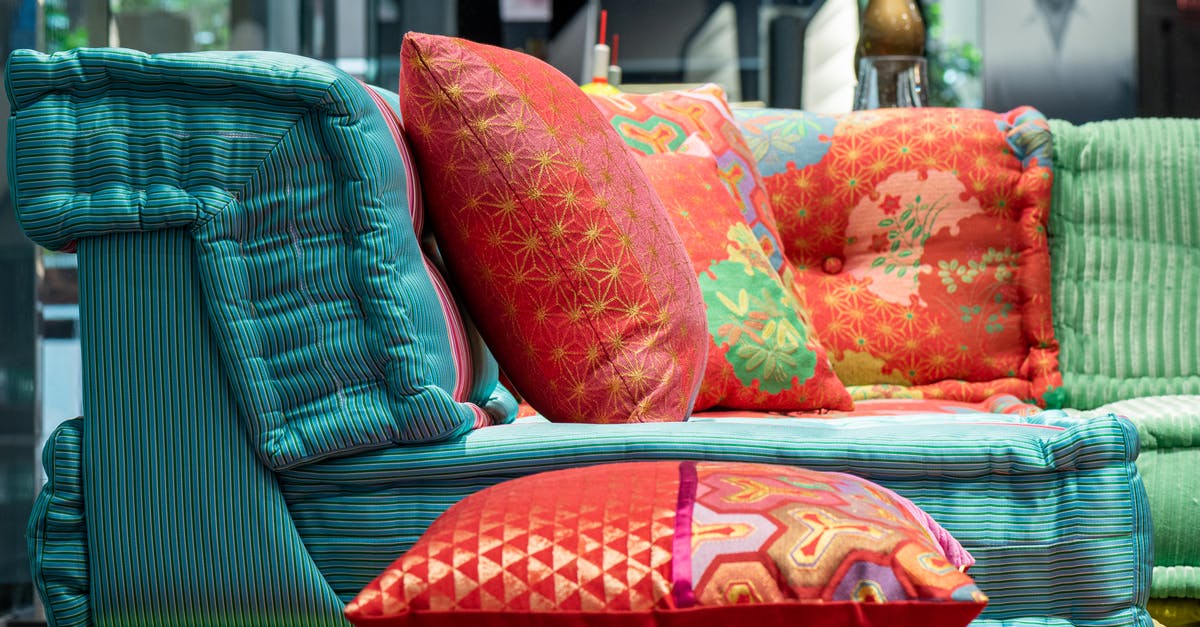 Seat choice and comfort on the Euronight Train - Stylish couch with colorful pillows