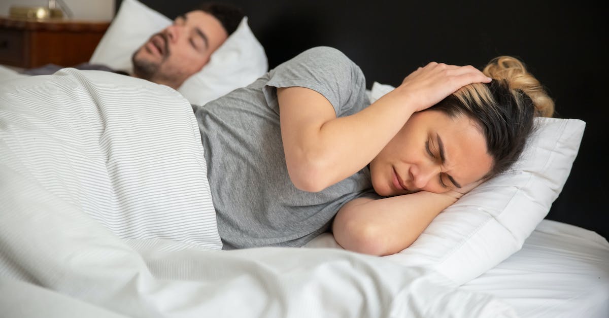 Sleeping near San Jose airport (Costa Rica) - Woman in Gray Shirt Lying on Bed