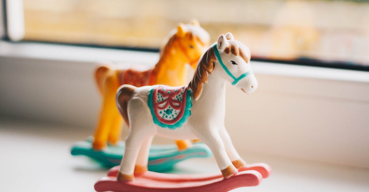 Small children to see the Queen's Horse Guards in London? - Small toy horses for kids on windowsill