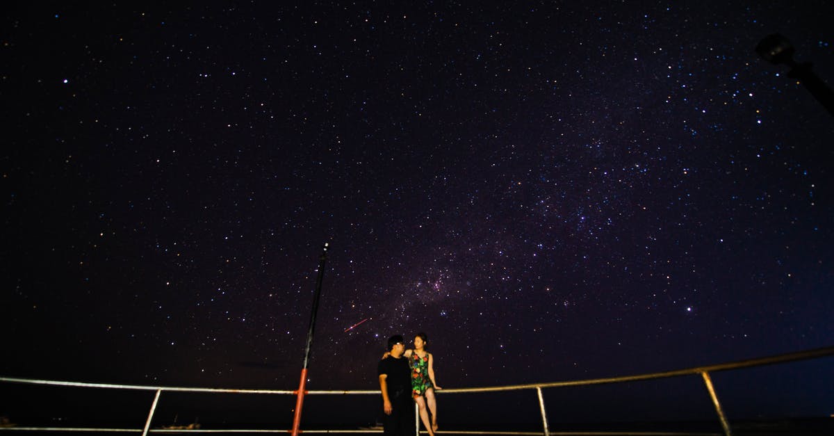 Star Alliance programme with free expiry date extension - Couple embracing against starry sky at night