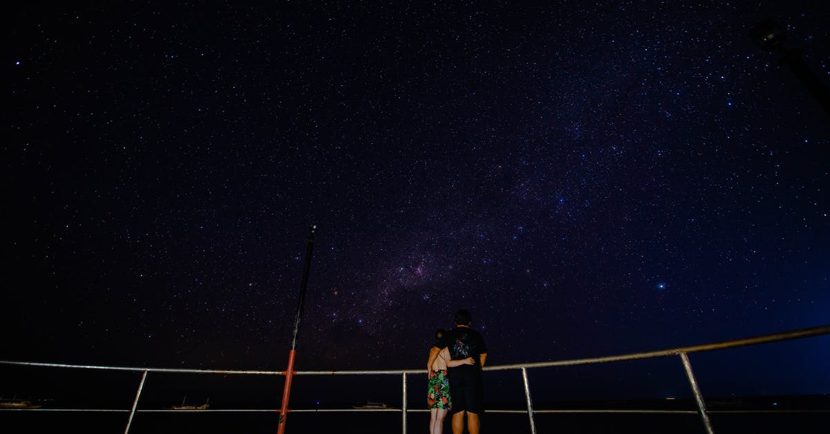 Star Alliance programme with free expiry date extension - Faceless couple on observation platform admiring starry sky at night