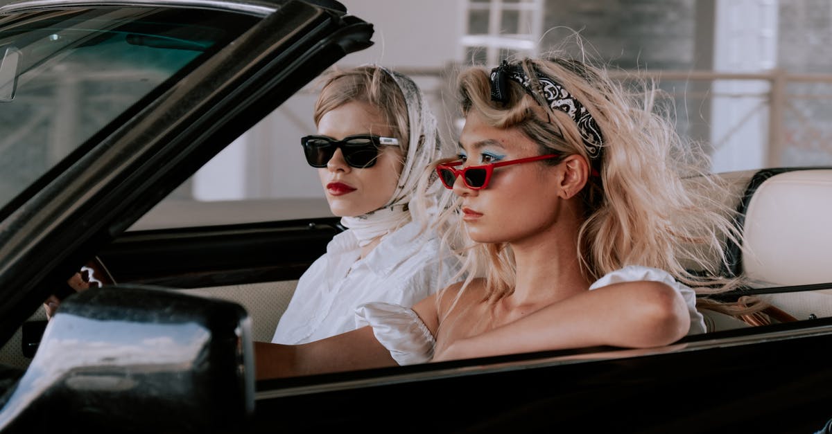 Traveling with the first récepissé - Stylish Friends Traveling on a Cabriolet