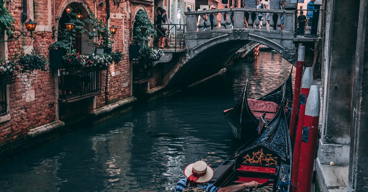 Venice tourist volume - Photo of Man Riding Canoe