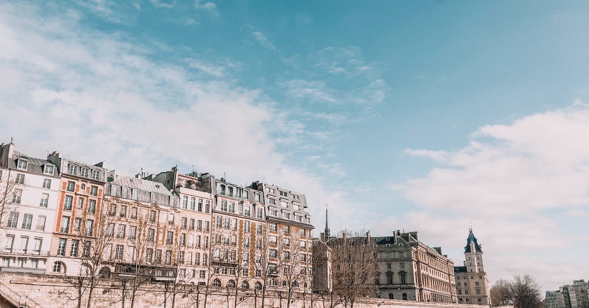 What does "early bird rate" mean in hotel reservations? - Photo of Buildings Near River