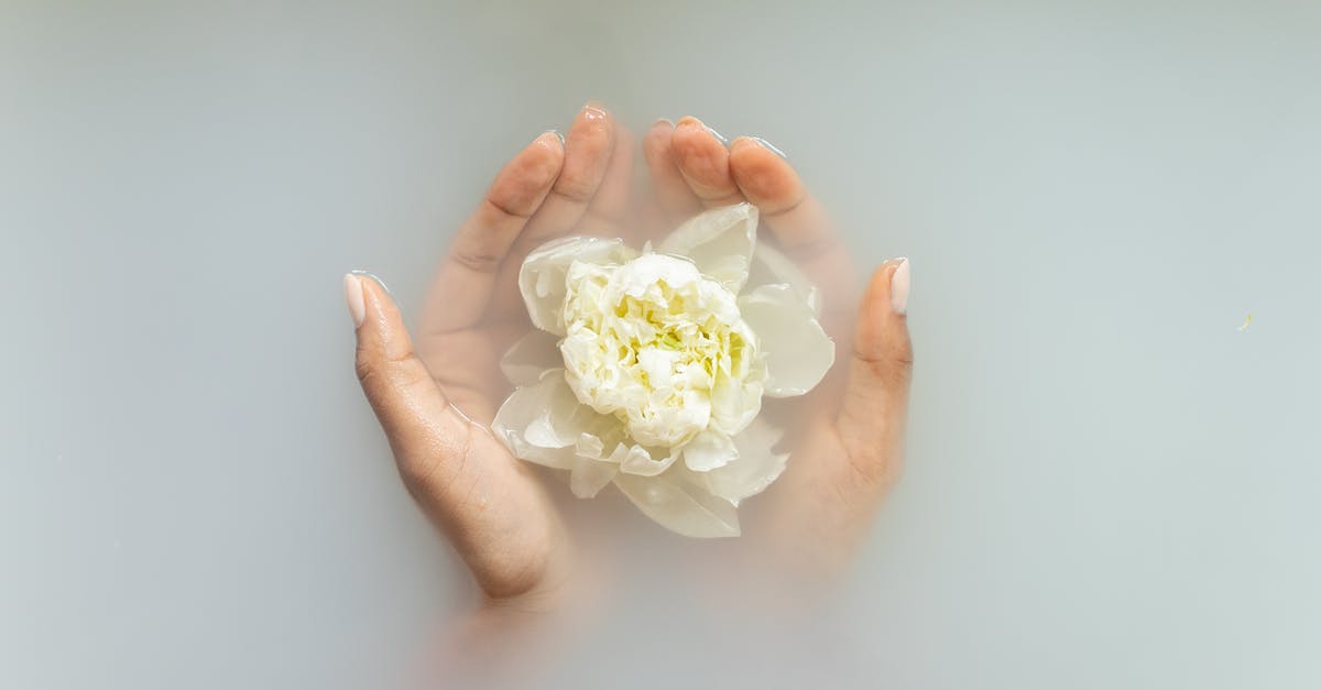 What is Newark's (EWR) deplaning procedure for regional jets? - Woman holding gentle ivory flower in hands