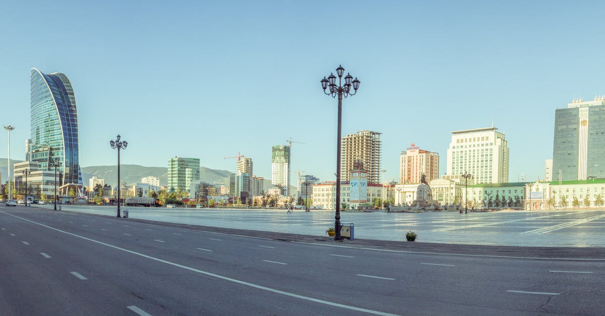 What is this arch-and-tower near a road? - City Buildings Near Body of Water