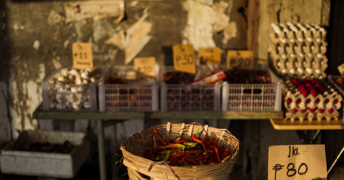 Where can I buy egg and chips near Glasgow Central? - Wicker basket with pepper on market