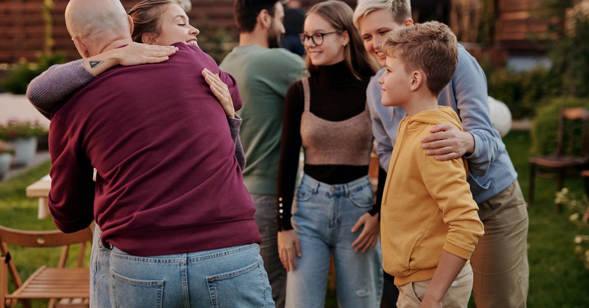 Where do I find short-term house share offers in Auckland? - Happy friends embracing in summer yard