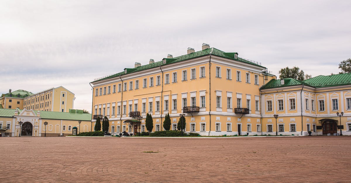 Where is this Indian-style palace with a large pool? - Orange palace and paved square