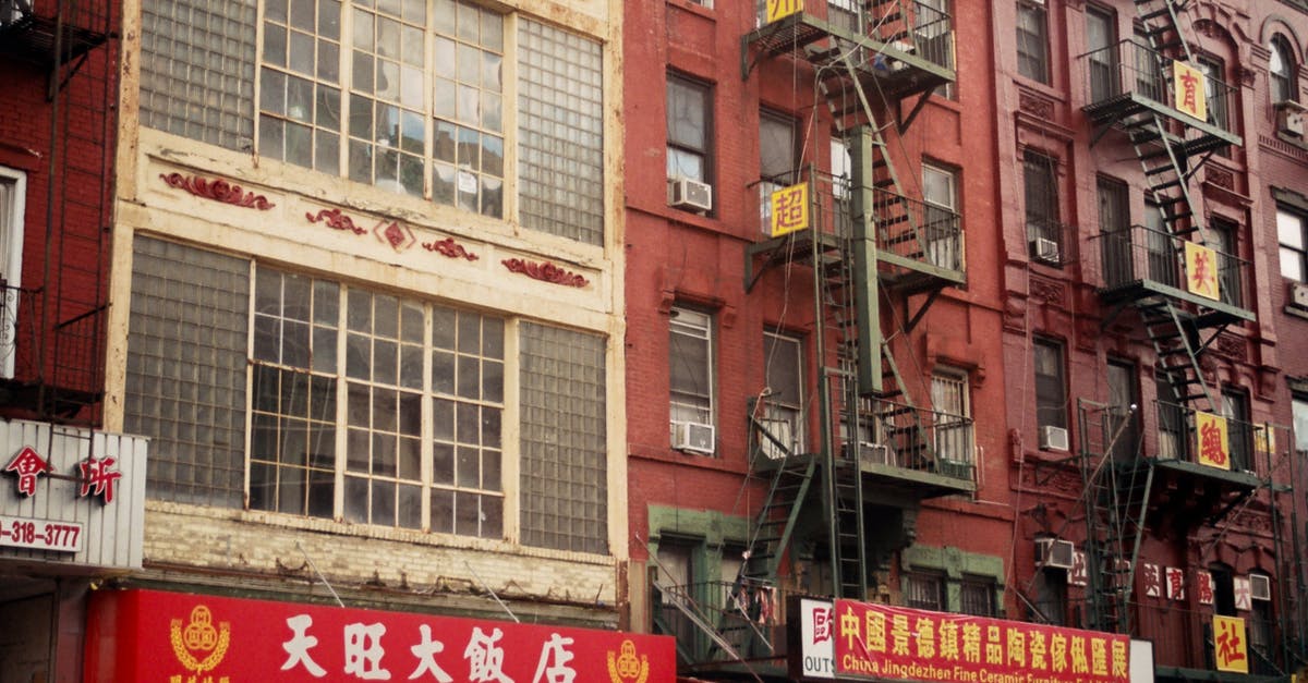 Where to print out flight info on a public holiday in Mexico City when your accommodation won't do it? - Exterior of old restaurant with English and Chinese signboards