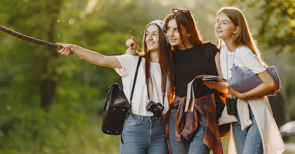 Where was this photo taken (screensaver on LG Oled TV)? - Happy Girlfriends Making Selfie in Forest