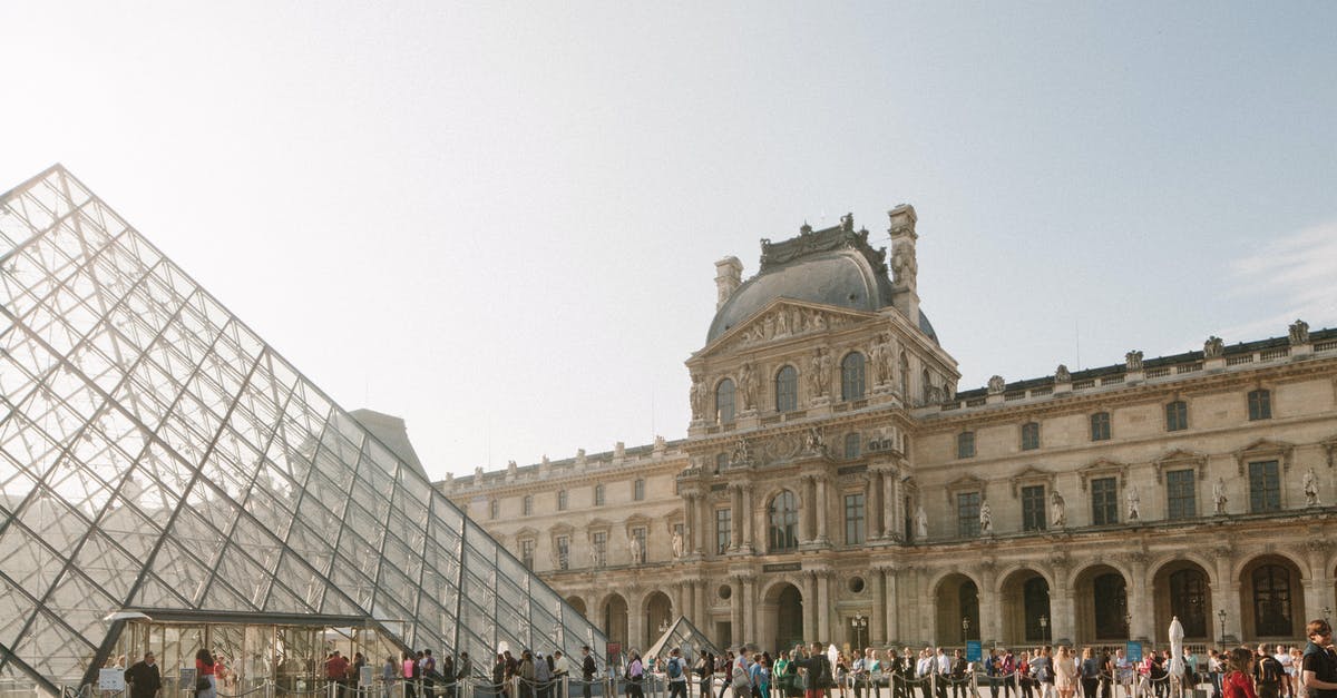 Which entrance to use for the Louvre? - Long Lines in Front of Louvre Museum