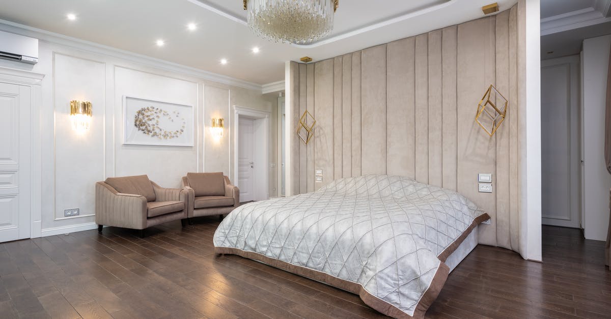 Why don't American hotels have ceiling lights? - Bedroom with armchairs next to bed